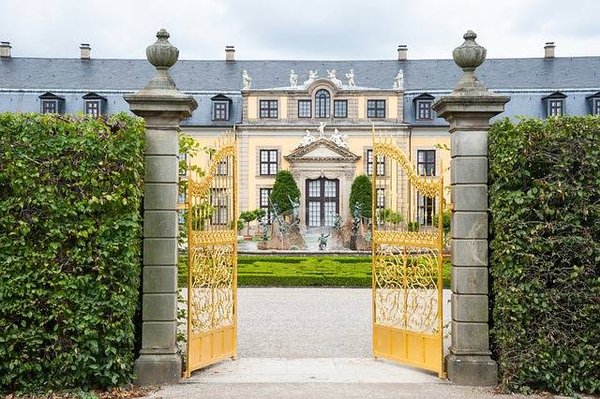 Quels sont les exemples de biens immobiliers atypiques en France ?